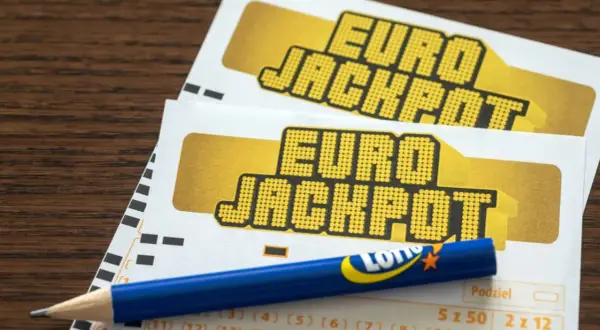 Eurojackpot vs Lotto: gdzie matematyka daje większe prawdopodobieństwo wygranej? Dwa kupony lotto i niebieski ołówek.