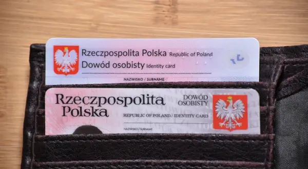 Dwa polskie dowody osobiste w portfelu. Zastanawiasz się, jak cofnąć zastrzeżenie dowodu?
