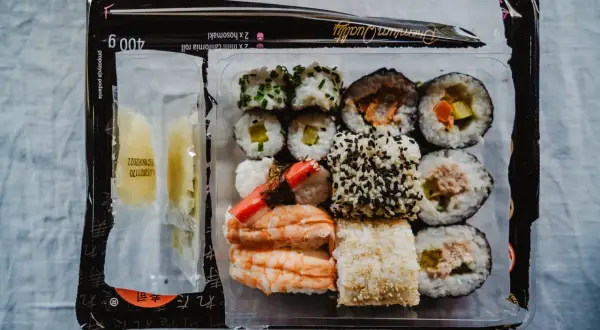 Zestaw sushi z Biedronki: rolki z łososiem, krewetkami i warzywami. Czy sushi z Biedronki jest zdrowe? To zależy od składników.