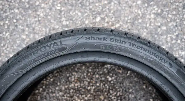 Opona Uniroyal z technologią Shark Skin. Strzałka na boku opony pomaga sprawdzić kierunek jej obrotu.