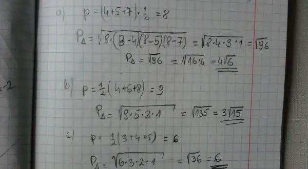 Ręcznie pisane wzory matematyczne dotyczące pola trójkąta według wzoru Herona.