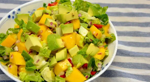 Kolorowa sałatka z mango, awokado, sałatą i czerwoną cebulą. Idealna na letnie dni.