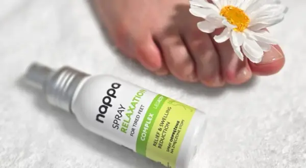 Jak zadbać o stopy? Spray Nappa Relaxation to ulga dla zmęczonych stóp. Delikatny kwiat podkreśla pielęgnację.