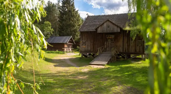 Skansen Kurpiowski w Nowogrodzie: Wszystko, co musisz wiedzieć przed wizytą