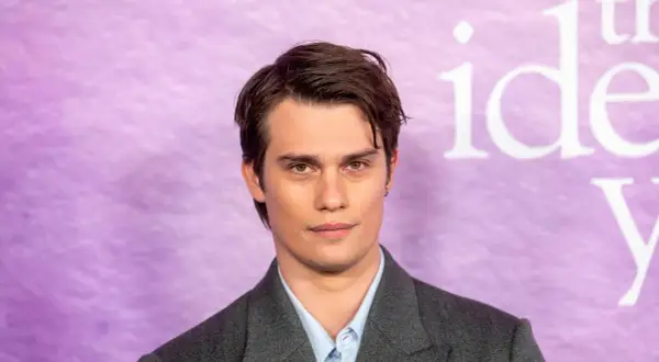 Nicholas Galitzine, mit einem Blick, der Fragen aufwirft, ob er wohl gerade an seine nicholas galitzine freundin denkt.
