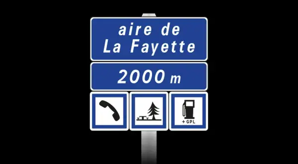 Panneau d'aire de La Fayette sur l'aire autoroute a9, à 2000m. Services : téléphone, pique-nique, essence GPL.
