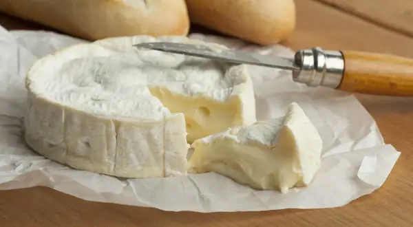 Queso camembert cremoso, listo para untar. ¡Cuidado con las calorías, pero vale la pena!