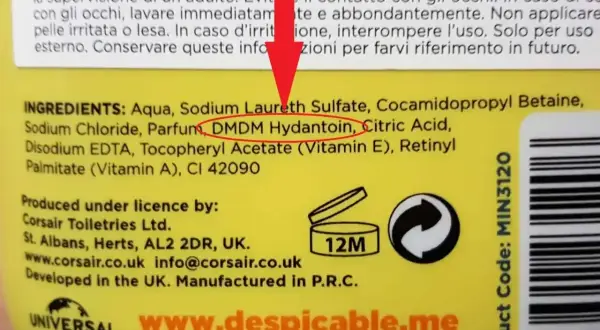 Składniki produktu zawierają DMDM Hydantoin, konserwant, który może uwalniać formaldehyd.