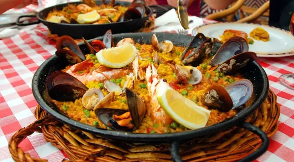 En stor paella med musslor, räkor och citronklyftor. En härlig matupplevelse i Barcelona.