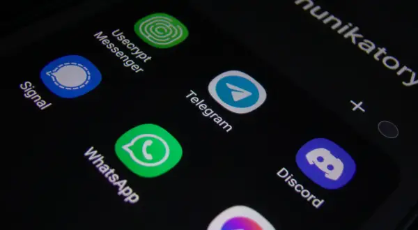 Ikony komunikatorów: Signal, Usecrypt Messenger, Telegram, WhatsApp, Discord.