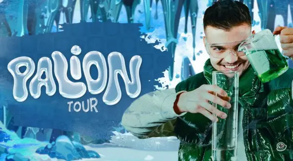 Młody mężczyzna w okularach ochronnych przelewa zielony płyn do wysokiej probówki. Napis "PALION TOUR" sugeruje, że to zapowiedź koncertu w 2026 roku.