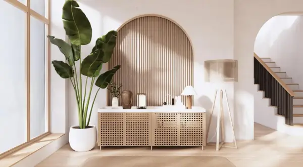 Moderne wand design ideen mit Holzlattung hinter einem Sideboard und einer großen Pflanze. Ein Treppenaufgang ist im Hintergrund sichtbar.