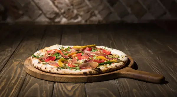 Jaki kamień do pizzy wybrać, aby uzyskać idealny spód?