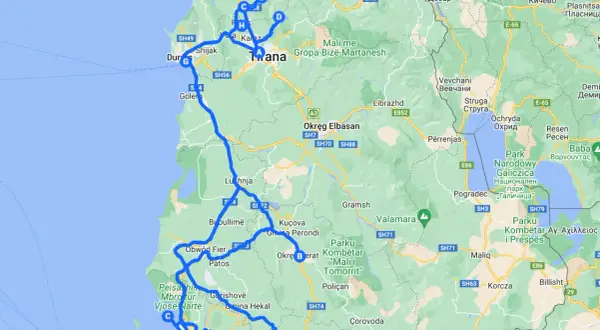 Mapa drogowa Albanii z zaznaczoną trasą podróży przez Durrës, Tiranę, Elbasan, Berat i Pogradec. Idealna do planowania, co zobaczyć w Albanii.
