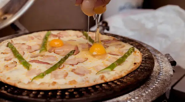 Kiedy dodać jajko do pizzy? Płynne żółtko gwarantowane!