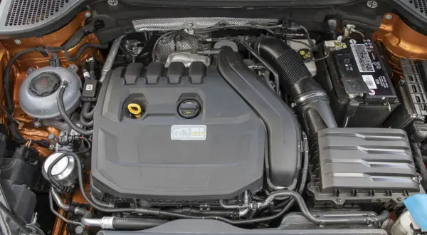 Silnik 1.5 TSI, widok komory silnika. Wiele osób szuka **1.5 TSI opinie** przed zakupem.