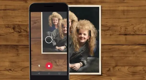Använd en skanna gamla foton app för att digitalisera ett gammalt porträtt med tre flickor med stora frisyrer.