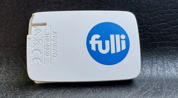 Badge de télépéage moto Fulli, modèle Kapsch TRP-4010.
