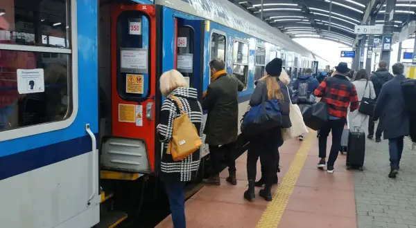 Pasażerowie wsiadają do pociągu relacji Katowice - Ostrawa.