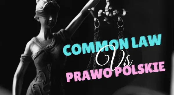 Temida z wagą, symbol prawa, obok napisu "Common Law vs Prawo Polskie". Czy precedens w prawie anglosaskim jest lepszy?