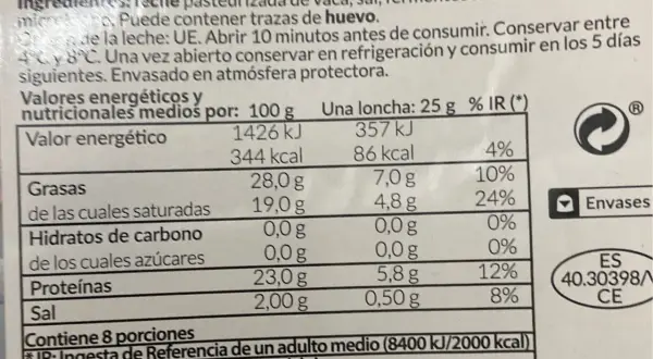 Tabla nutricional de queso Gouda en lonchas. Una porción de 25g aporta 86 kcal, 7g de grasas y 5.8g de proteínas.
