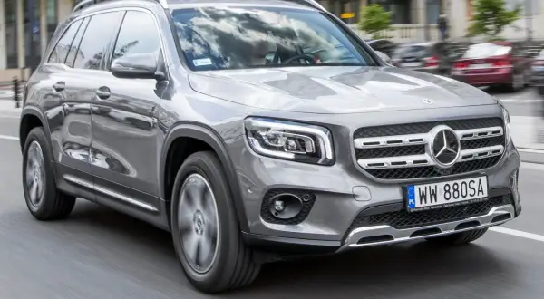 Szary Mercedes GLB na drodze. Wiele osób szuka mercedes glb opinie, by podjąć decyzję o zakupie.