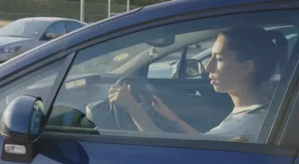 Joven conductora con las manos en el volante. Los accidentes que sufren los jóvenes suelen asociarse a la inexperiencia al volante.