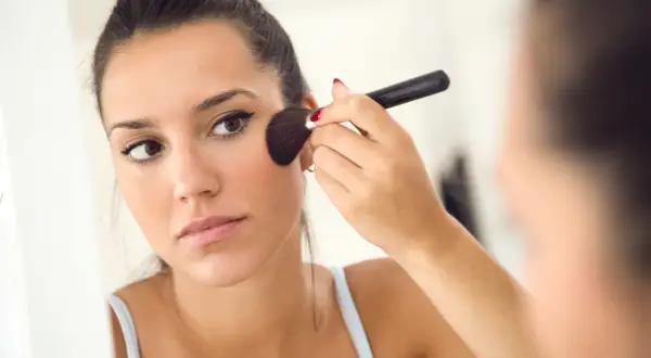 Bronzer rozświetlający: Jak uzyskać naturalny blask i zdrową cerę
