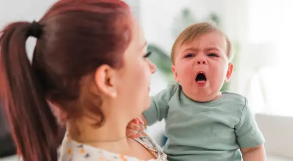 Płaczące dziecko, mama martwi się, czy to RSV? Co to jest?