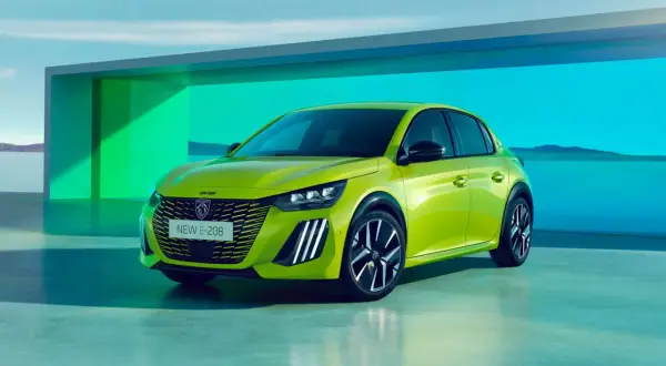 El nuevo Peugeot 208, con su llamativo color verde lima, muestra un diseño moderno y deportivo. Su motor eléctrico promete una conducción eficiente y silenciosa.