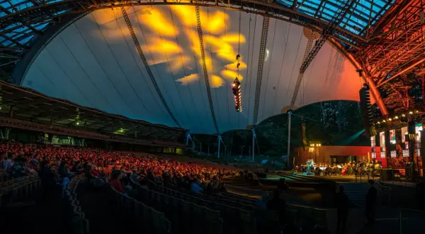 Widownia wypełniona po brzegi, orkiestra na scenie. Niezapomniane opera leśna koncerty pod rozgwieżdżonym niebem.