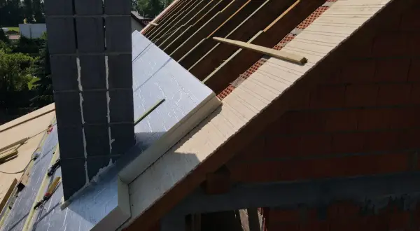 Płyty z poliuretanu PIR na dachu skośnym to świetny sposób na oszczędzanie. Grubość ocieplenia ma kluczowe znaczenie dla komfortu i rachunków.