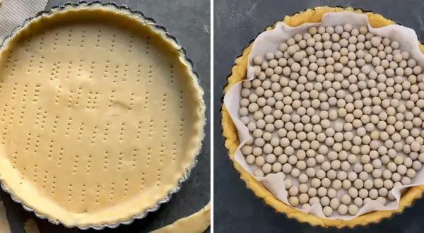 Pâte à tarte crue, percée de trous, dans un moule. À côté, la même pâte recouverte de papier cuisson et de billes pour la précuisson.