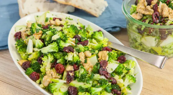 Frischer Brokkolisalat mit Cranberries und Walnüssen, ein Beispiel für vegetarische High Protein Rezepte. Dazu Brot.