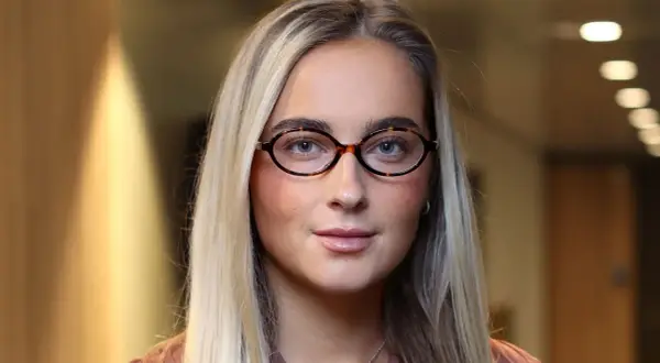 Evelina Andersson med glasögon och blont hår.