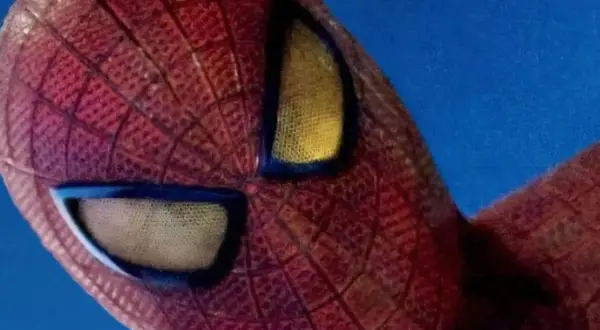 Zbliżenie na charakterystyczne, żółte oczy Spidermana na czerwonym tle.