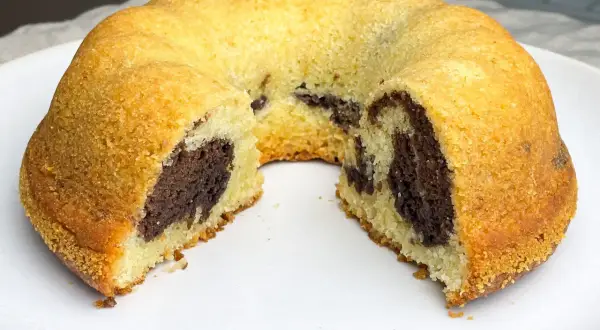 En marmorerad tigerkaka, perfekt för ett tigerkaka recept. Lätt och fluffig med mörka chokladstrimmor.