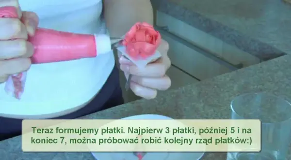 Róże z kremu na serniku: Krok po kroku do perfekcyjnej dekoracji