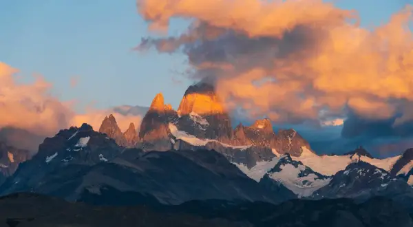 Sonnenuntergang über den schroffen Gipfeln Patagoniens, ein unvergesslicher Anblick auf einer Patagonien Rundreise 3 Wochen.