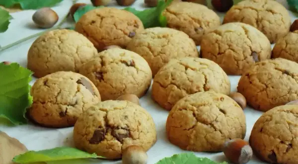 Domowe Reese's z orzechami laskowymi i kawałkami czekolady, pachnące jesienią.