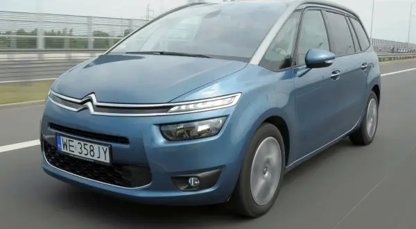 Niebieski Citroen C4 Grand Picasso 2.0 HDI na drodze.