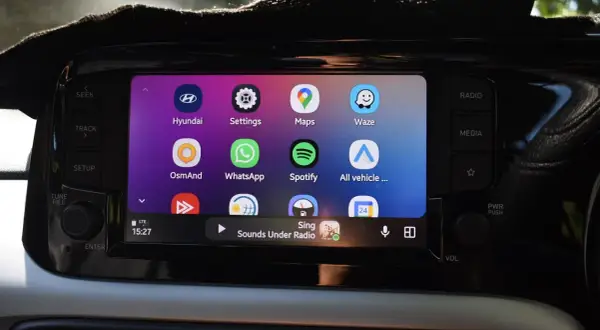 Écran de voiture affichant Android Auto avec des icônes d'applications. Un problème avec Android Auto sur Samsung est peut-être en cours.