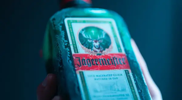 Zimny Jägermeister, alkohol z charakterystycznym jeleniem na etykiecie, gotowy do podania.