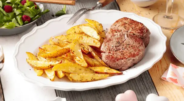 Zwei saftige Rinderfilets mit knusprigen Ofenkartoffeln – die perfekte Kombination, welches Fleisch zu Ofenkartoffeln passt, ist hier perfekt umgesetzt. Dazu ein frischer Salat.