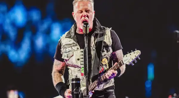 James Hetfield z Metalliki śpiewa i gra na gitarze na koncercie w Chorzowie.