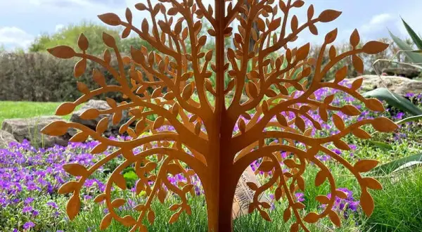 Rostige Skulpturen für den Garten: Trends, Kaufberatung & Pflege