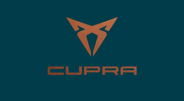 Miedziane logo Cupra na granatowym tle. Symbolizuje moc i dynamikę marki.