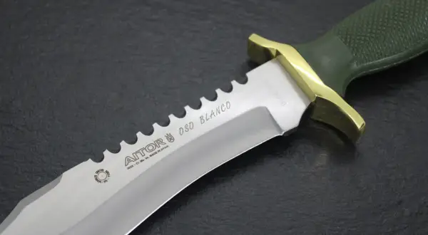 Cuchillo Aitor Oso Blanco con hoja de acero inoxidable y mango verde. Ideal para aventuras.