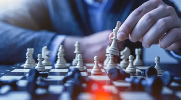 Gambit królowej co to znaczy? Odkryj jego znaczenie i strategię w szachach