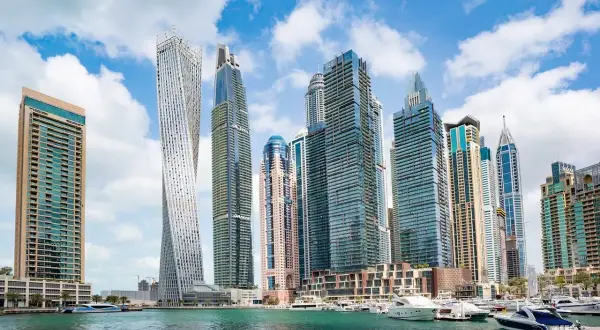Nowoczesne wieżowce Dubaju nad wodą. Zastanawiasz się, ile trwa lot z Polski do Dubaju?